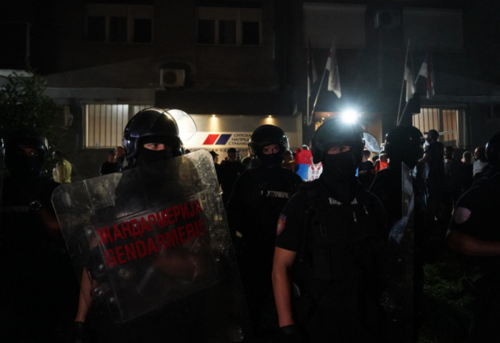 MUP nakon skupa na Novom Beogradu: Kod prostorija SNS vrši se uviđaj, utvrđen identitet 15 osoba