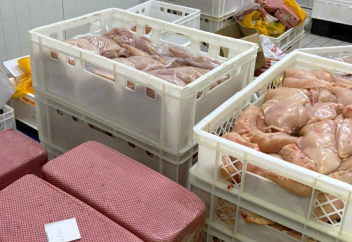 (FOTO) Sprečen promet oko 40 tona pilećeg mesa zaraženog salmonelom, uhapšeni otac i sin iz Ćićevca
