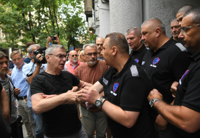 (FOTO) U PKS javna rasprava o mineralnim sirovinama, ispred zgrade protest ekoloških aktivista