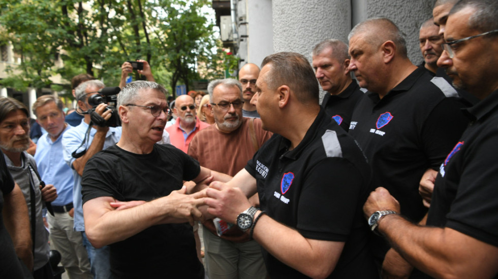 (FOTO) U PKS javna rasprava o mineralnim sirovinama, ispred zgrade protest ekoloških aktivista