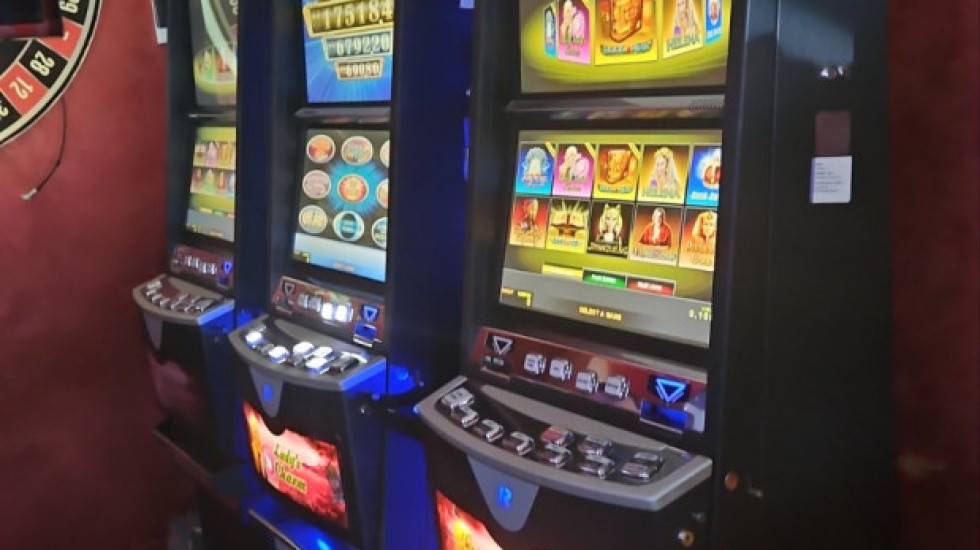 Otkriveno nelegalno klađenje u pet objekata u Novom Pazaru i Tutinu, zaplenjeni automati i novac