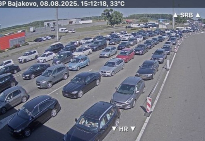 Putnička vozila na Batrovcima i dalje čekaju do 180 minuta: Otvoreno pet izlaznih traka, međuprostor skoro popunjen