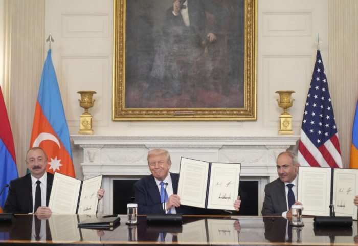 (FOTO) Vašington: Lideri Azerbejdžana i Jermenije u prisustvu Trampa potpisali zajedničku deklaraciju o miru