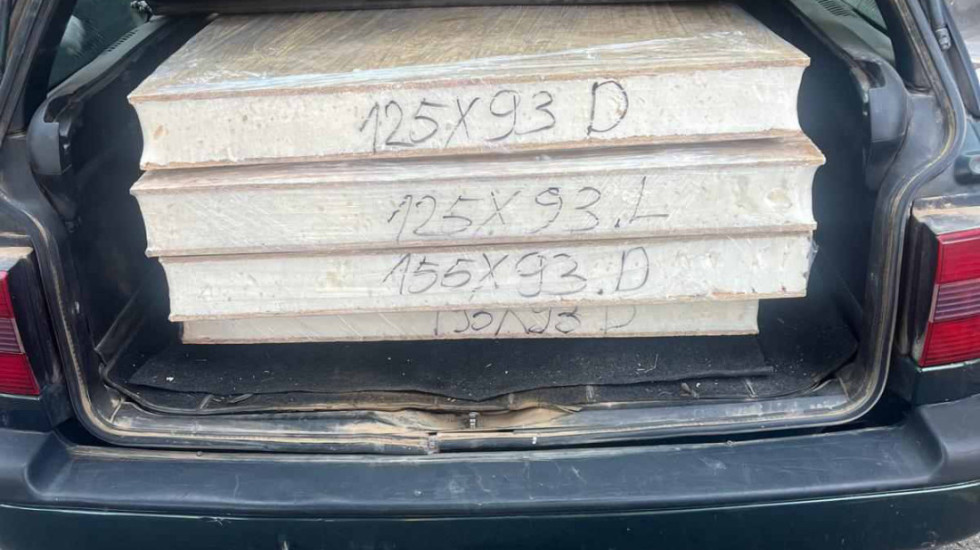(FOTO) Uhapšen crnogorski državljanin (55) na auto-putu kod Beograda, u gepeku prevozio 60 kilograma marihuane