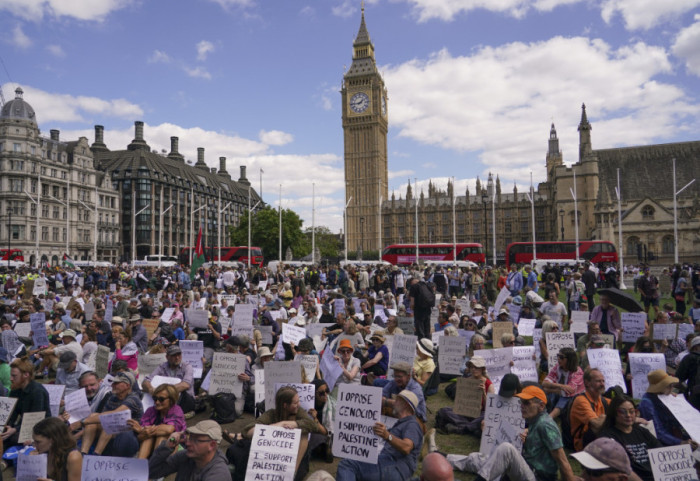 (FOTO) U Londonu uhapšeno više od 50 učesnika protesta grupe Palestinska akcija