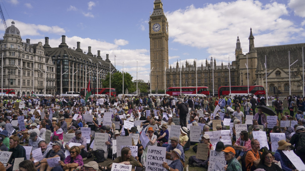 (FOTO) U Londonu uhapšeno više od 50 učesnika protesta grupe Palestinska akcija