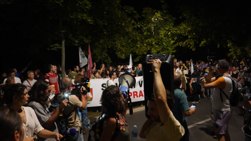 Protest zborova pet beogradskih opština na Dedinju