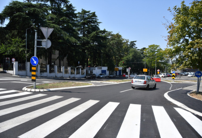 (FOTO) Drajzerova ulica od utorka ujutru otvorena za saobraćaj, novine su tri trake za vozače