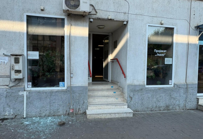 (FOTO) Rio Tinto: Razbijena stakla na prostorijama Info centra u Loznici, očekujemo reakciju nadležnih