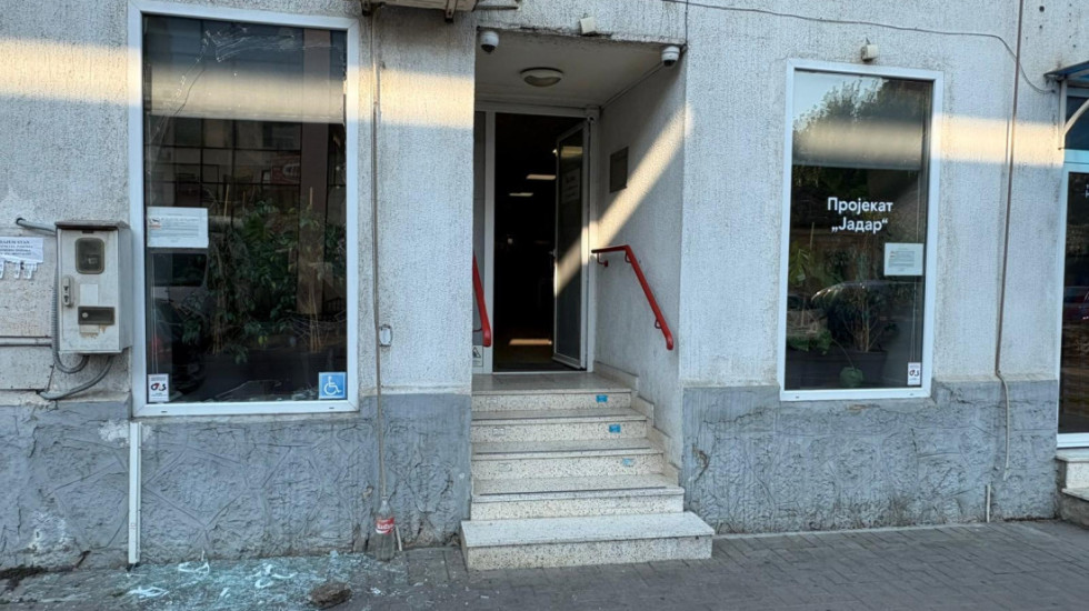 (FOTO) Rio Tinto: Razbijena stakla na prostorijama Info centra u Loznici, očekujemo reakciju nadležnih