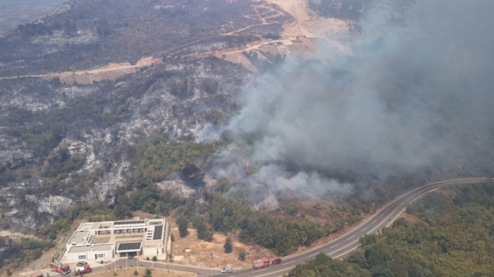 Požari u Crnoj Gori ne jenjavaju: U Piperima bez vode i struje, helikopter iz Srbije na terenu, stiže kanader iz EU
