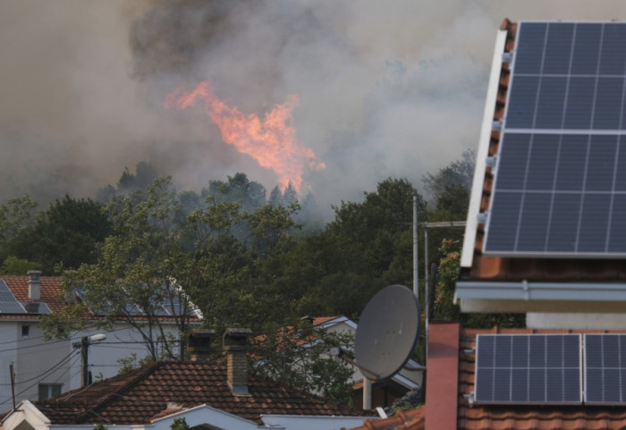 (FOTO/VIDEO) Požar u Crnoj Gori: Vatra iz Buljarice stigla do Čanja, u Piperima delimično pod kontrolom