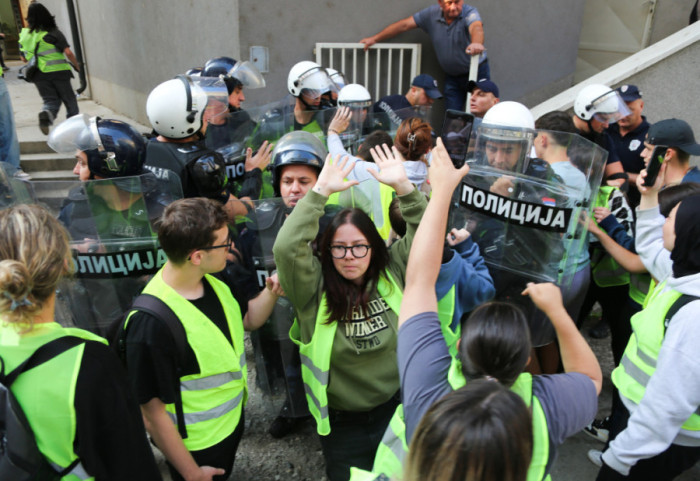 Potvrđene optužnice protiv 11 osoba: Terete se za napad na policajce ispred DUNP