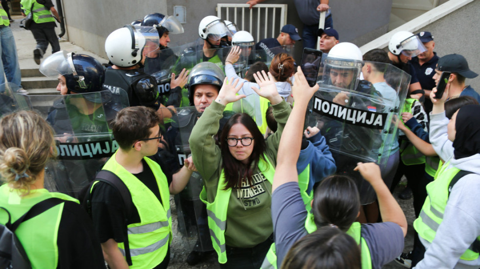 Potvrđene optužnice protiv 11 osoba: Terete se za napad na policajce ispred DUNP