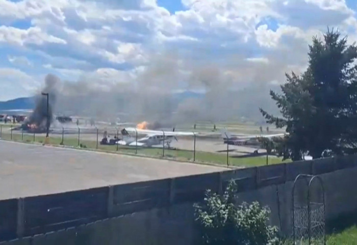 (FOTO/VIDEO) Avion sleteo na aerodrom u Montani i sudario se sa parkiranom letelicom: Izbio požar, dvoje lakše povređeno