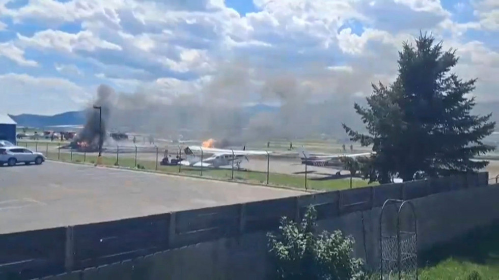(FOTO/VIDEO) Avion sleteo na aerodrom u Montani i sudario se sa parkiranom letelicom: Izbio požar, dvoje lakše povređeno