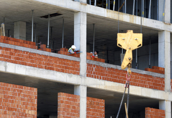 Vučić: Stiglo 2,479 mlliona prijava za objekte, prva rešenja u februaru ili početkom marta