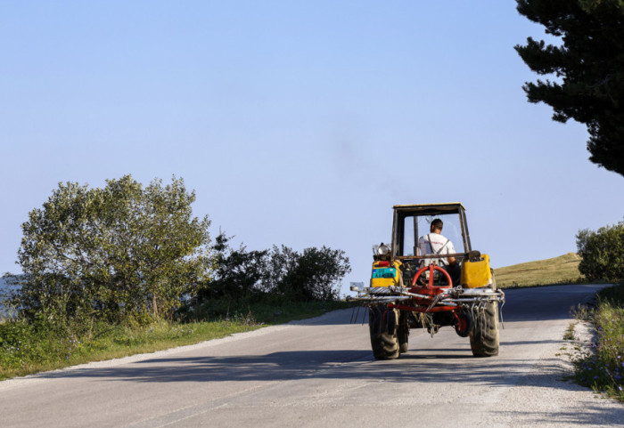 Motociklista poginuo u saobraćajnoj nesreći kod Žitorađe, stradao u sudaru sa traktorom