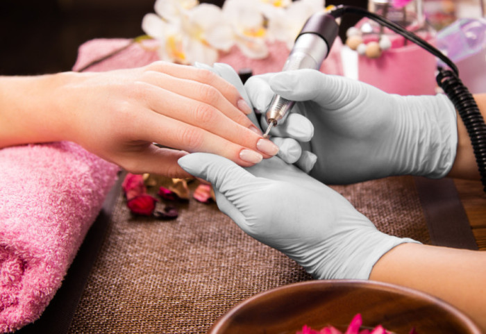 Savršen spoj: Kako uskladiti manikir i nakit uz pomoć teorije boja