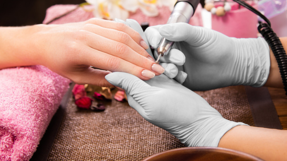 Savršen spoj: Kako uskladiti manikir i nakit uz pomoć teorije boja