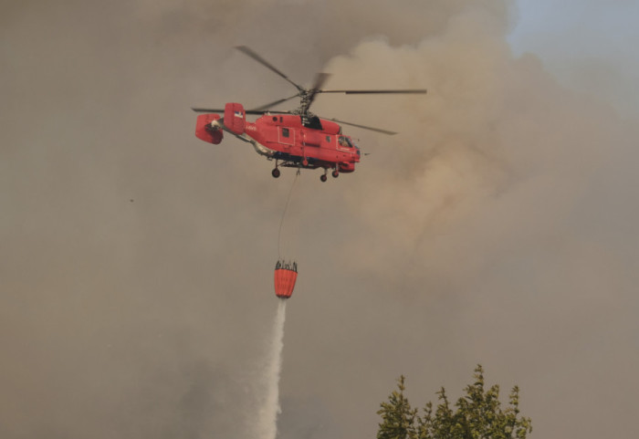 (FOTO/VIDEO) Požari u Crnoj Gori ne jenjavaju: Najkritičnije u Tuzima, vatrogasci odbranili kuće i crkvu u Piperima