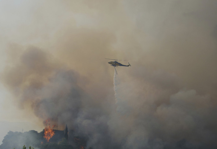 Požar u Grčkoj, helikopteri i avioni angažovani u gašenju