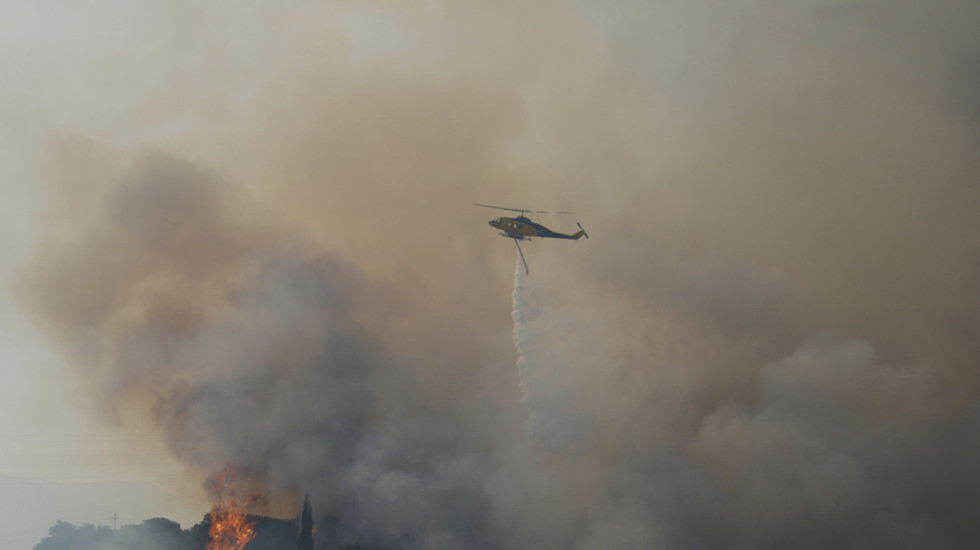 Požar u Grčkoj, helikopteri i avioni angažovani u gašenju