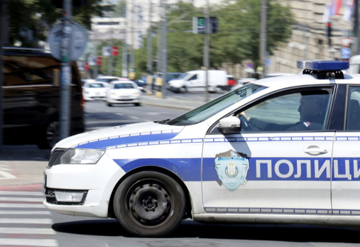 Uznemiravao putnike u gradskom autobusu, pokušao da izvuče pištolj policajcu: Uhapšen muškarac (45)