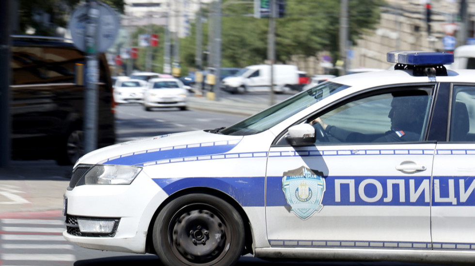 Uznemiravao putnike u gradskom autobusu, pokušao da izvuče pištolj policajcu: Uhapšen muškarac (45)