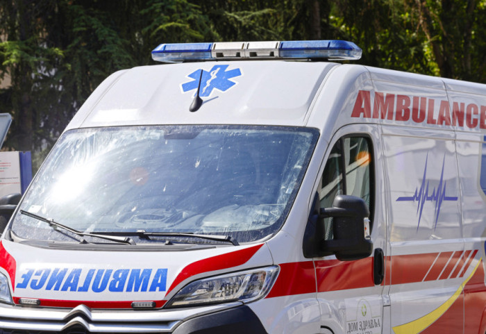 Kamion udario u "fiat" kod mosta Beška: Žena i troje dece prevezeni u bolnicu zbog sumnje na povrede