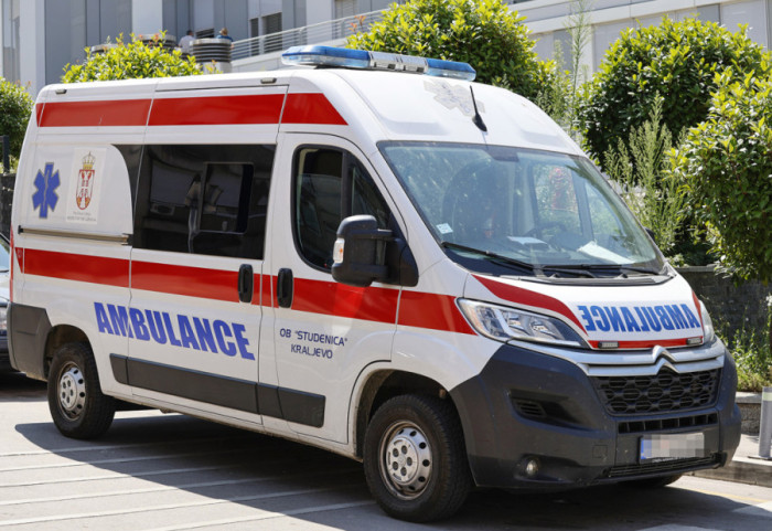 Sudar vozila Hitne pomoći pod rotacijom i automobila kod Valjeva, šest osoba povređeno