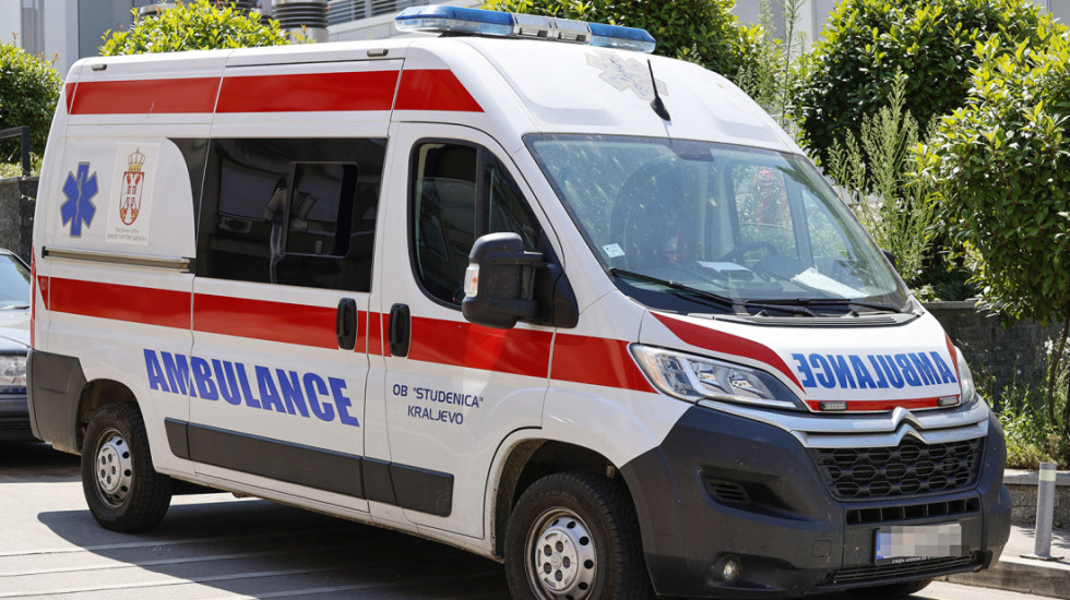 Sudar vozila Hitne pomoći pod rotacijom i automobila kod Valjeva, šest osoba povređeno
