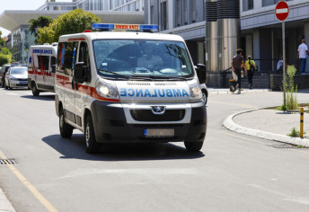 Dečak (13) povređen nakon eksplozije petarde u Zemunu: Prevezen u Institut za majku i dete