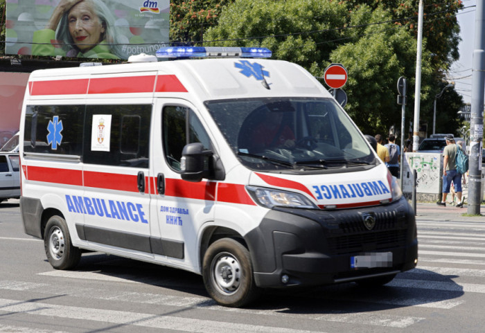 Devojčica (2) pala s terase u Trgovištu: Sa povredama glave prevezena u UKC Niš