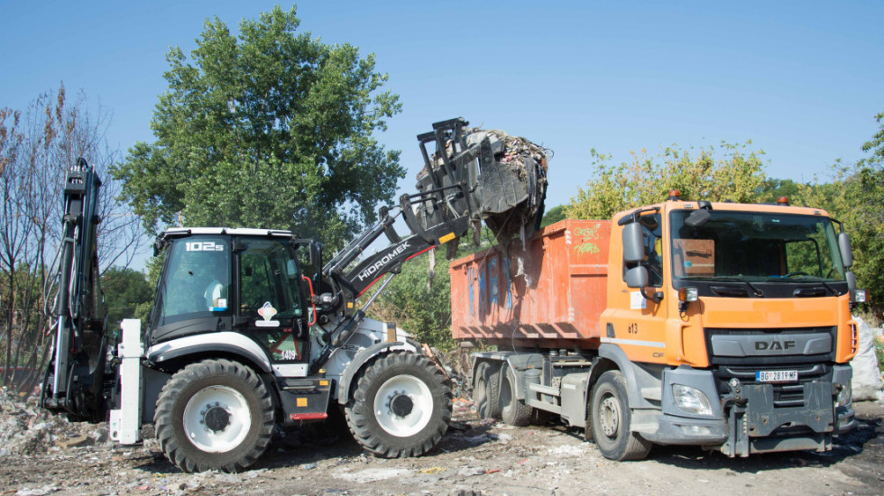 (FOTO) Počelo uklanjanje prve od devet divljih deponija kod Tošinog bunara