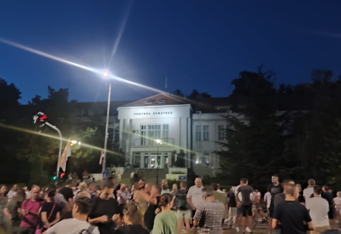 Protesti u Srbiji: Zbog incidenata u Vrbasu i Bačkoj Palanci skupovi u svim većim gradovima, incidenti u Novom Sadu