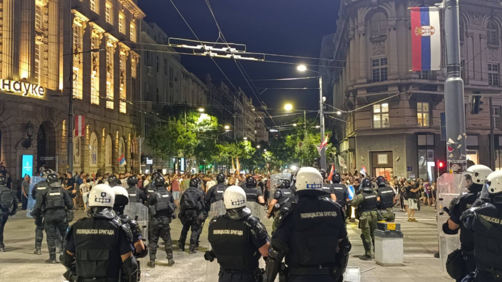 (VIDEO) MUP: Fotografija na kojoj je predstavljeno kako pripadnik policije udara ženu - segment izvučen iz konteksta