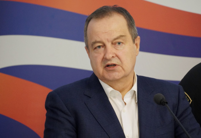 Dačić: Povređeno pet policajaca, privedeno 14 ljudi zbog napada na policijske službenike
