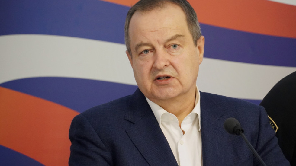 Dačić: Povređeno pet policajaca, privedeno 14 ljudi zbog napada na policijske službenike
