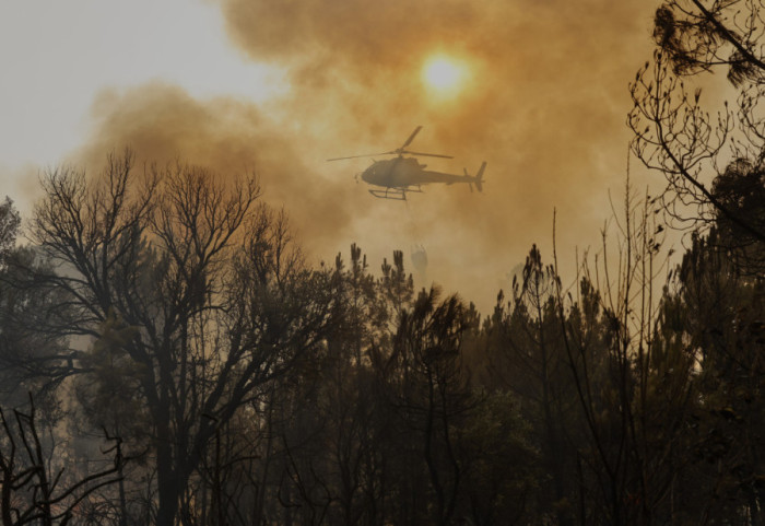 Požar u selima Sibnica i Rekovac kod Jagodine: Vatru gase dva helikoptera MUP Srbije