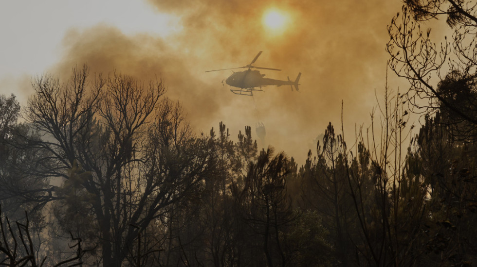 Požar u selima Sibnica i Rekovac kod Jagodine: Vatru gase dva helikoptera MUP Srbije