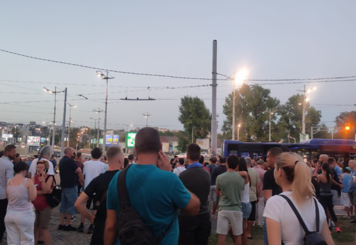 Protesti u više gradova u Srbiji: Demonstranti se okupili na Autokomandi, kod opštine Novi Beograd i ispred Generalštaba