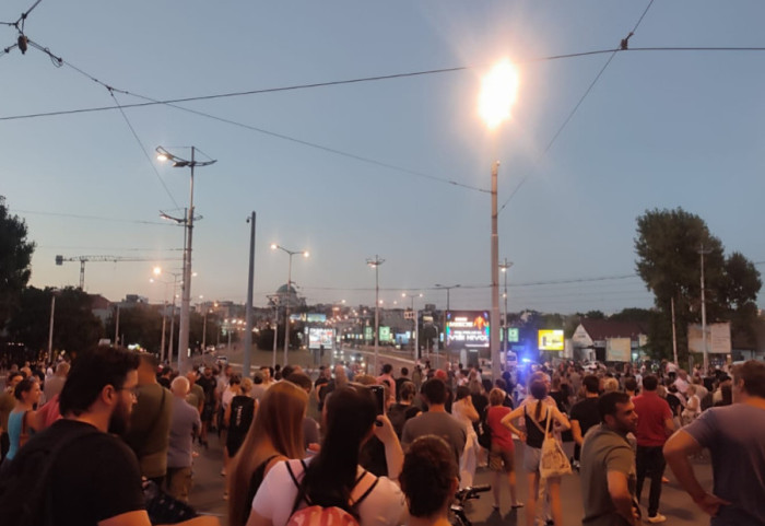 Protesti u više gradova u Srbiji: Demonstranti se okupili na Autokomandi, kod opštine Novi Beograd i ispred Generalštaba