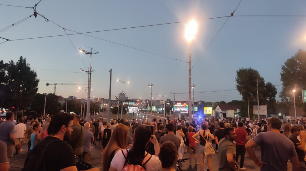 Protesti u više gradova u Srbiji: Incidenti u Novom Sadu, demolirane prostorije gradskog odbora SNS