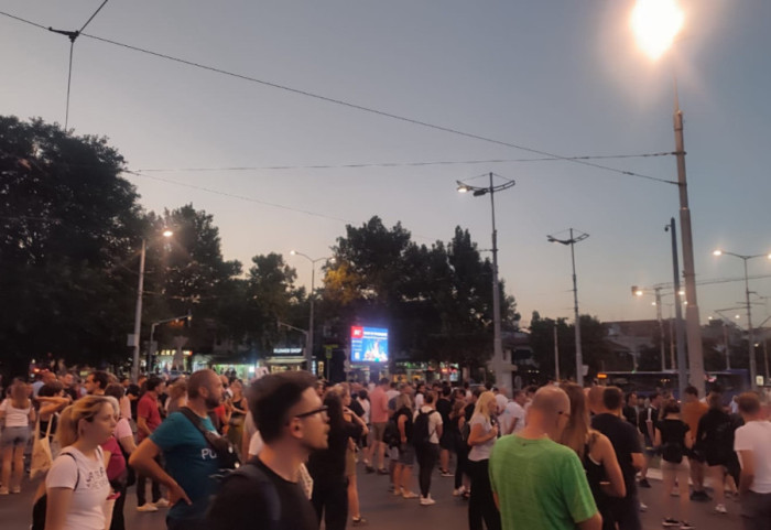 Protesti u više gradova u Srbiji: Incidenti u Novom Sadu, demolirane prostorije gradskog odbora SNS