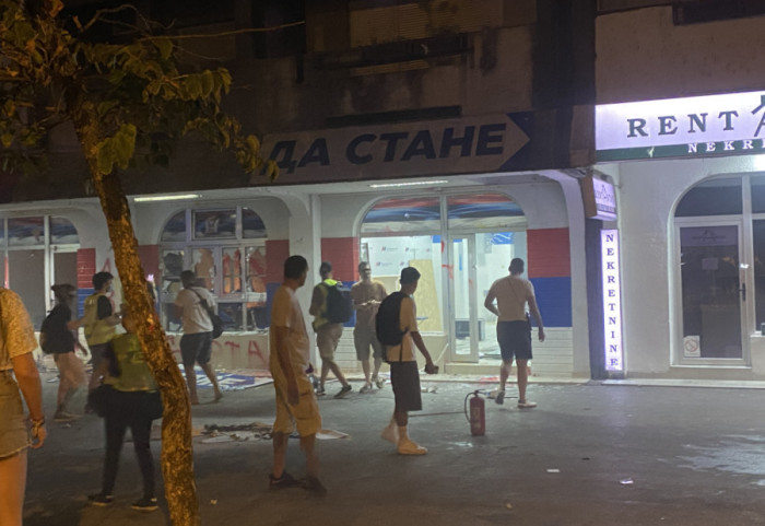 Protesti u više gradova u Srbiji: Incidenti u Novom Sadu, demolirane prostorije gradskog odbora SNS