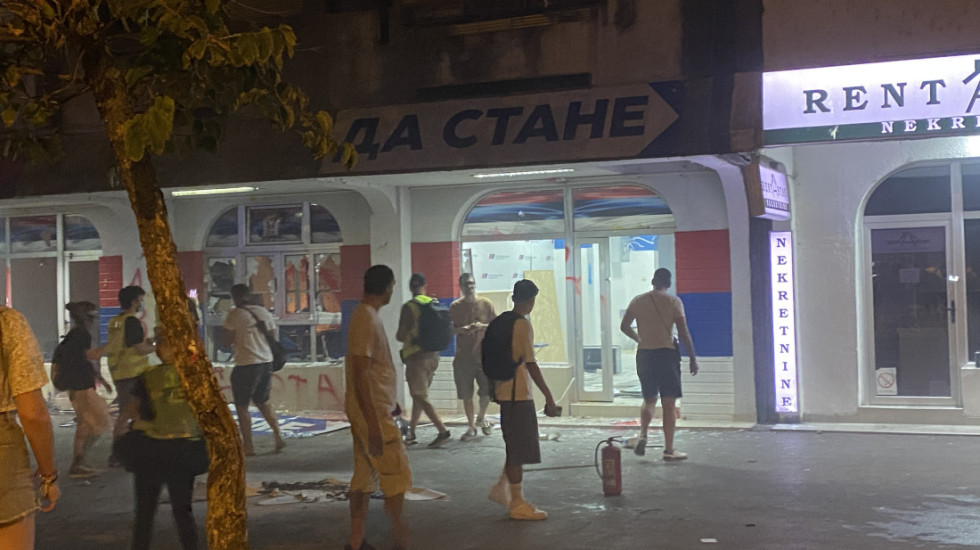 Protesti u Srbiji: Incidenti u Novom Sadu i Beogradu - demolirane prostorije SNS, neredi ispred Generalštaba