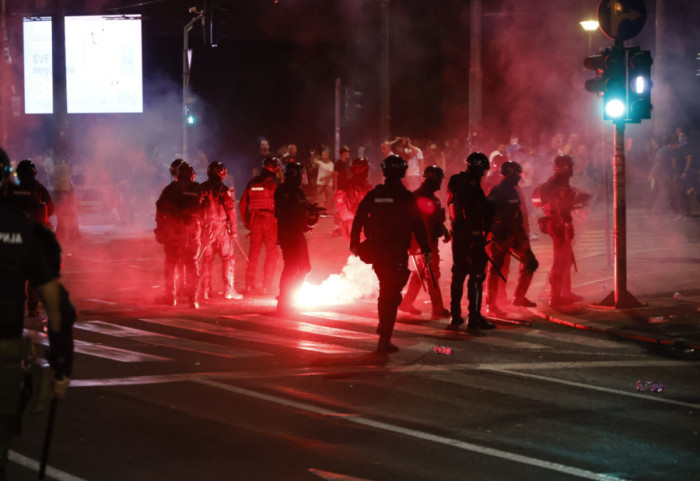 Protesti u Srbiji: Incidenti u Novom Sadu i Beogradu - demolirane prostorije SNS, neredi kod Generalštaba