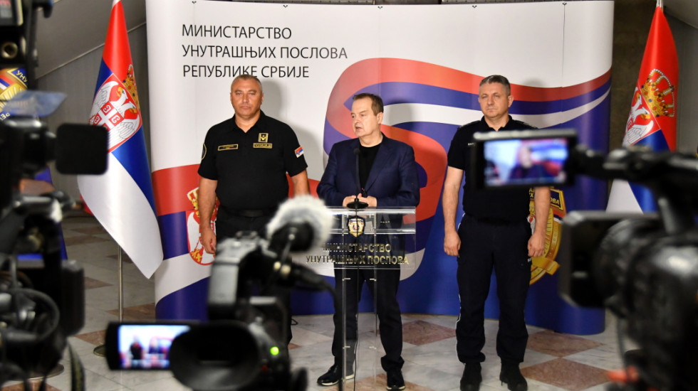 (VIDEO) Dačić: Najmanje 42 policijska službenika povređena, nekoliko teže, uhapšeno 37 osoba