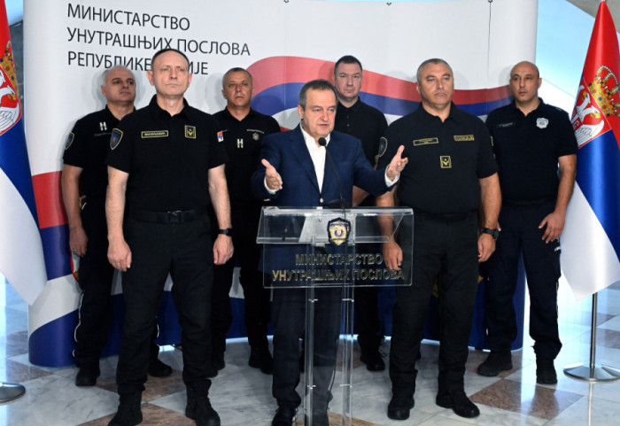 Dačić: Zbog napada na policiju u četvrtak privedeno 114 lica, među uhapšenima trojica stranih državljana